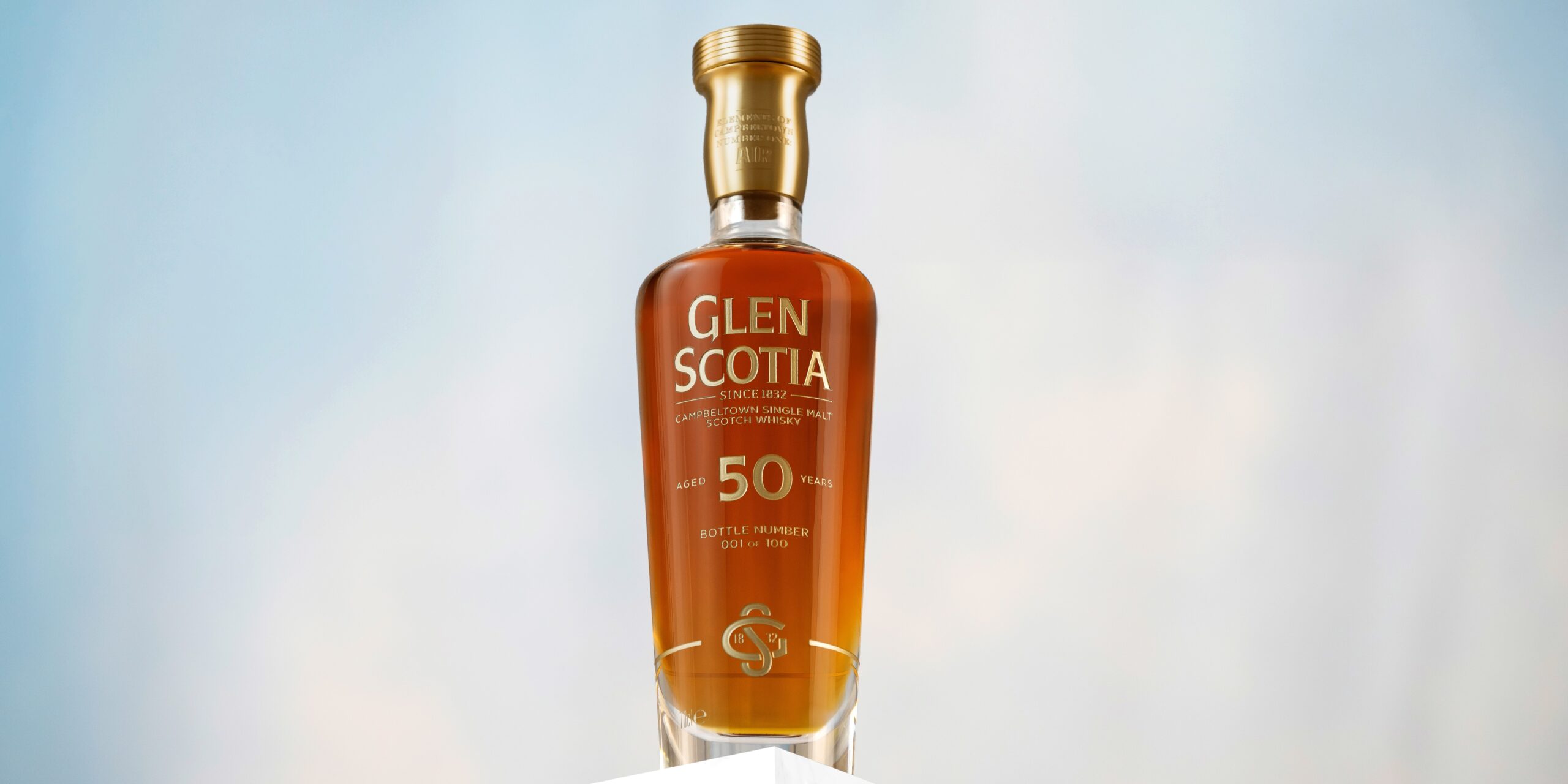 Glen Scotia Elements of Campbeltown Release Number One Air Decanter Glencairn staff photo, showing all the staff accepting the queens award